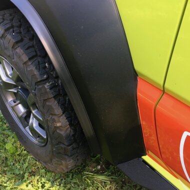 Kotflügelverbreiterung universal 28 mm breit von TREKFINDER | Modellreihe: Heidelberg | aus Gummi Muster (1 Stück 15 cm)